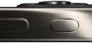 Vista lateral de un iPhone 15 Pro con diseño de titanio que muestra el botón de volumen y el Botón de Acción